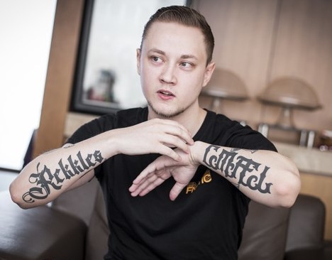 Rekkles showing off his tats
